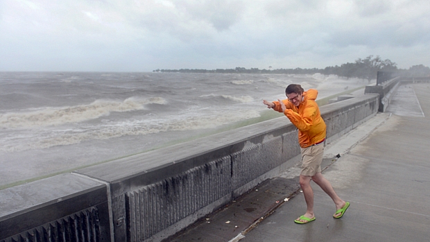 Morador de Nova Orleans enfrenta rajadas de vento às margens de lago 