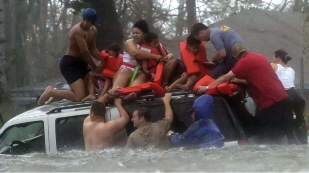 Família é resgatada por voluntários no subúrbio da Baía de Saint Louis, no Missisipi, região que também foi atingida pelas enchentes causadas pelo Furacão Katrina, em 29 de julho de 2005