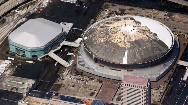 A cúpula do estádio Superdome foi destruída pelo Furacão Katrina, em 30 de agosto de 2005