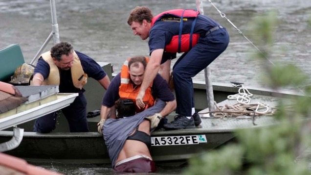 Bombeiros resgatam vítima do Furacão Katrina em Nova Orleans, em 29 de agosto de 2005