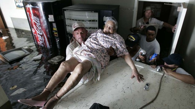 Após o Furacão Katrina em Nova Orleans, voluntários ajudam no resgate de vítimas de um asilo, em 31 de agosto de 2005