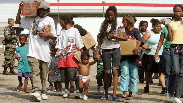 Em Nova Orleans, alimentos foram distribuídos às vítimas do Furacão Katrina pela Guarda Nacional americana, em 2 de setembro de 2005