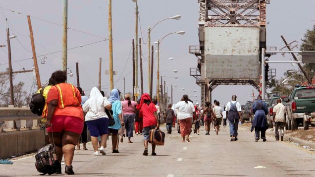 Sobreviventes deixam Nova Orleans após o Furacão Katrina, em 30 de agosto de 2005