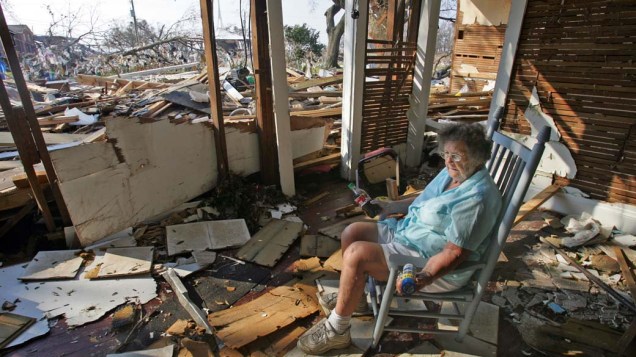 Sobreviventes do Furacão Katrina voltaram para seus lares em Long Beach, Mississipi, à procura de pertences