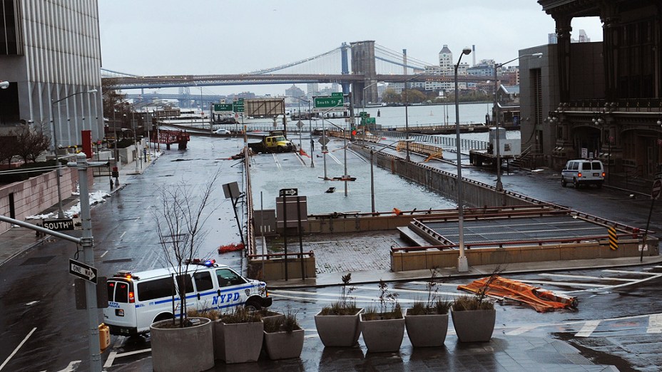 Túnel de Battery Park, no Brooklyn, em Nova York, ficou totalmente inundado