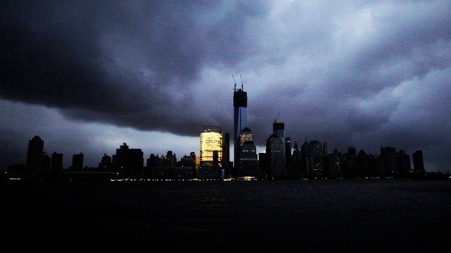 Nuvens negras cobrem o céu de Nova York nas primeiras horas da manhã desta terça-feira(30)