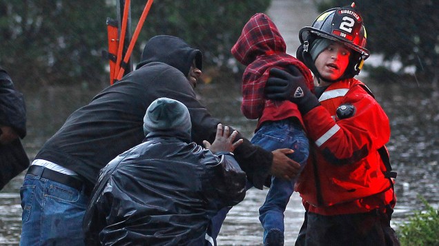 Equipes de resgate retiram vítimas do Furacão Sandy na cidade de Little Ferry, New Jersey
