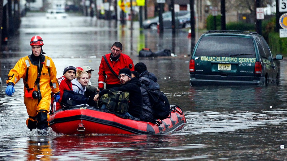 Equipes de resgate retiram vítimas do Furacão Sandy na cidade de Little Ferry, New Jersey