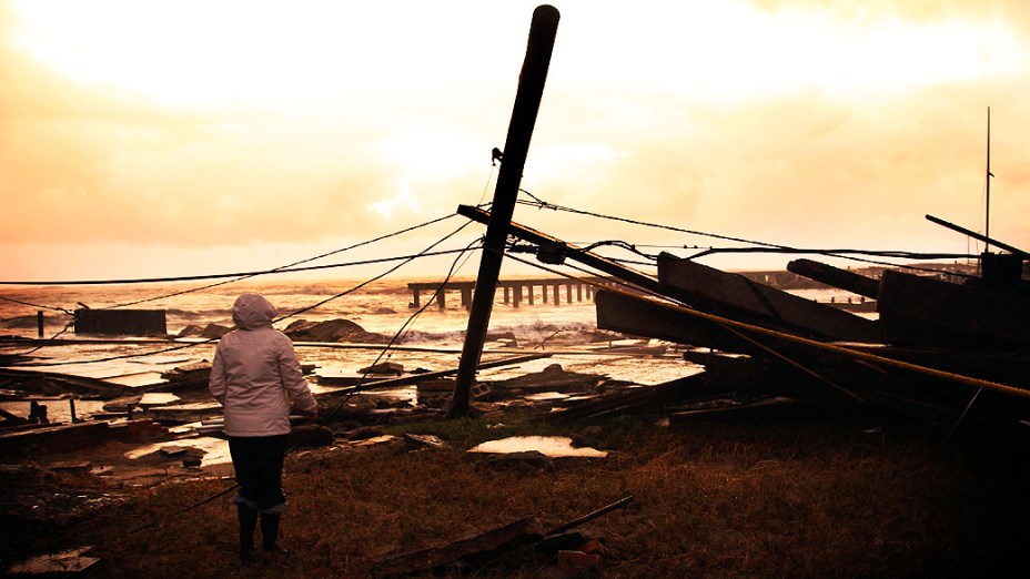 Mulher observa destruição causada pelo Furação Sandy em Atlantic City (Nova Jersey)