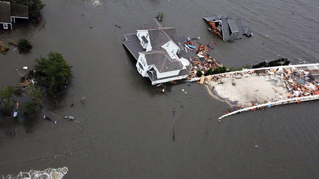 Imagem divulgada nesta quarta-feira (31) pela Força Aérea norte-americana, mostra a costa de Nova Jersey atingida pela tempestade Sandy