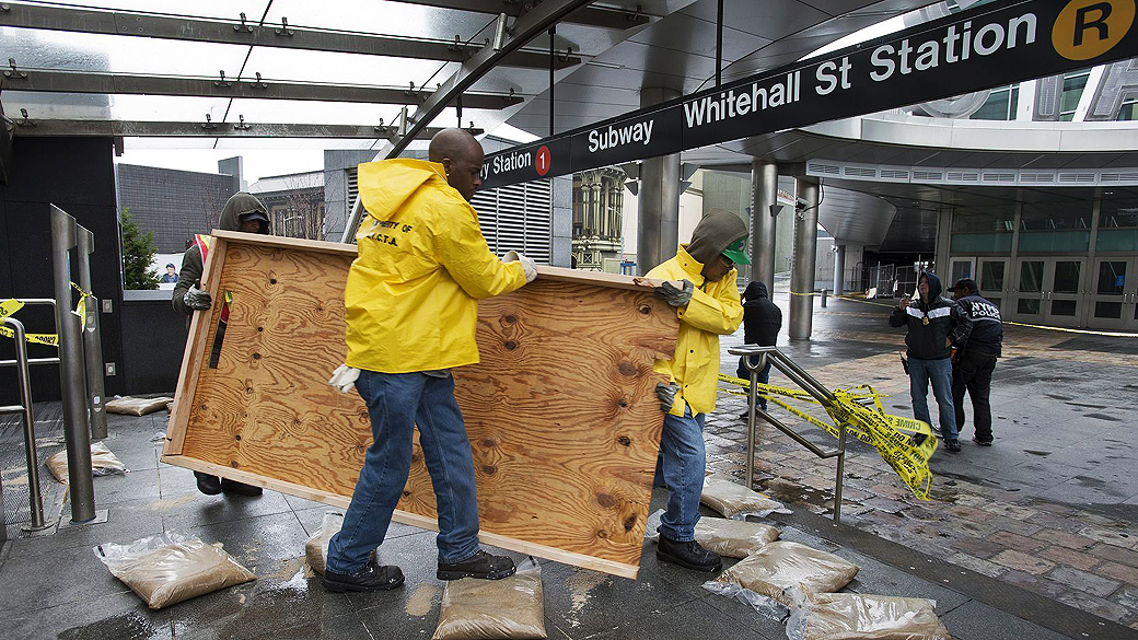 Funcionários do transporte Metropolitano de Nova York (MTA), trabalham para consertar os estragos feito pela passagem da tempestade Sandy