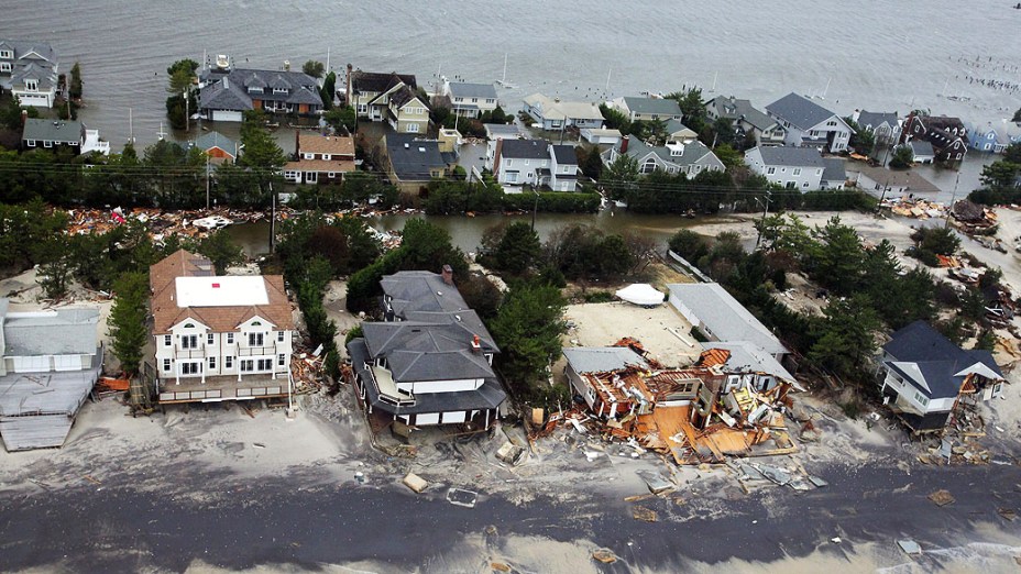 Imagem divulgada nesta quarta-feira (31) pela Força Aérea norte-americana, mostra a costa de Nova Jersey atingida pela tempestade Sandy