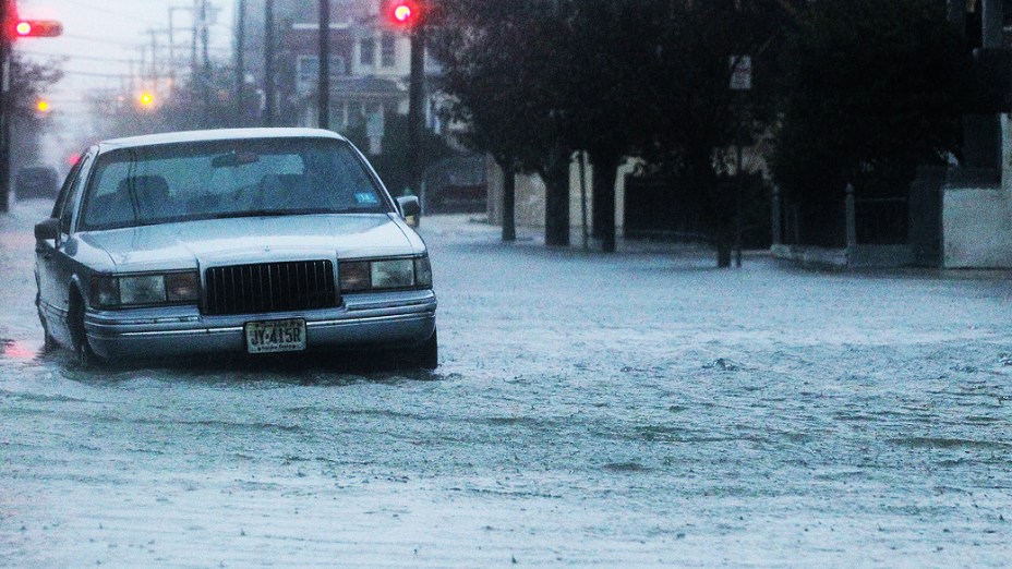Avenida inundada em Atlantic City, New Jersey (EUA). O furacão Sandy trouxe ventos fortes para a cidade