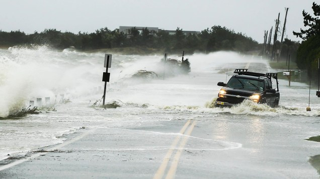 Rodovia de Southampton (EUA), fica coberta de água com a chegada do furacão Sandy