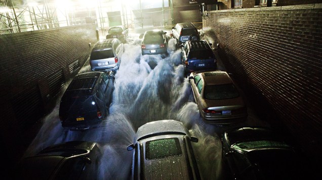 Enchente causada pelo furacão Sandy inunda estacionamento subterrâneo em Nova York
