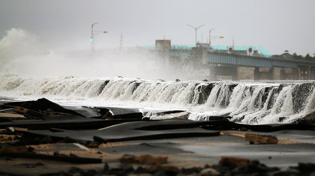 Enormes ondas são vistas no litoral de Avalon, New Jersey, com a chegada do furacão Sandy
