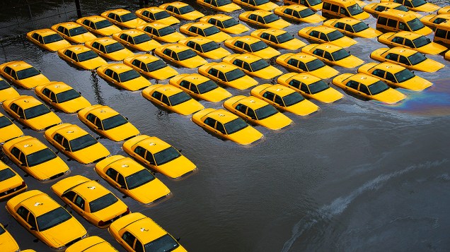 Estacionamento de taxis ficou inundado depois da passagem da tempestade Sandy em Hoboken, Nova Jersey