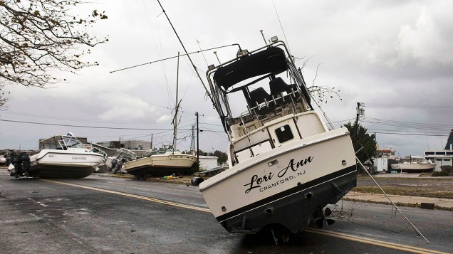 Barcos foram parar no meio de uma avenida depois de serem arrastados durante a passagem do Sandy em Point Pleasant Beach (Nova Jersey)