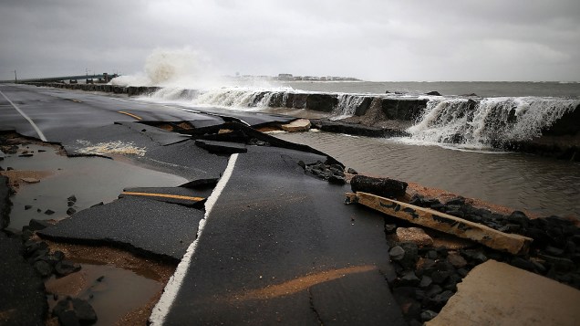 Enormes ondas são vistas no litoral de Avalon, New Jersey, com a chegada do furacão Sandy