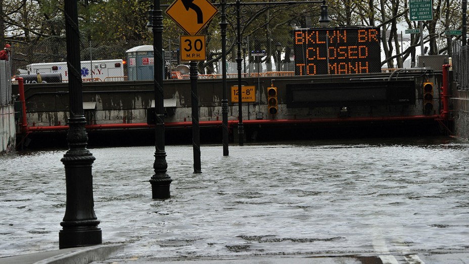 Água inunda o túnel Battery Park, em Nova York sul de Manhattan