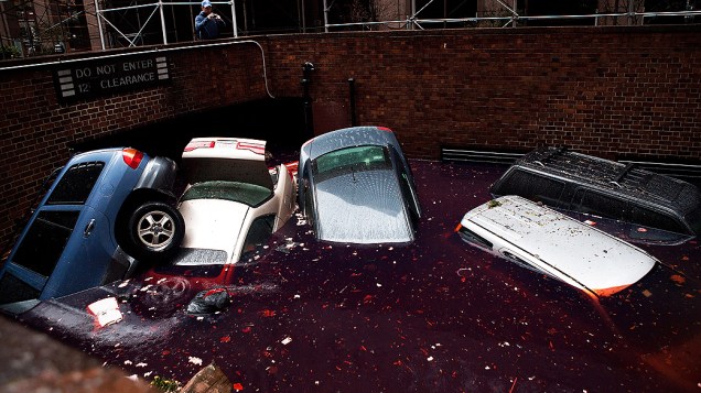 Carros ficam submersos em estacionamento após a passagem do furacão Sandy, na cidade de Nova York