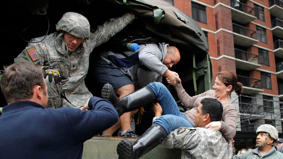 Membros do exército resgatam moradores em Hoboken, Nova Jersey