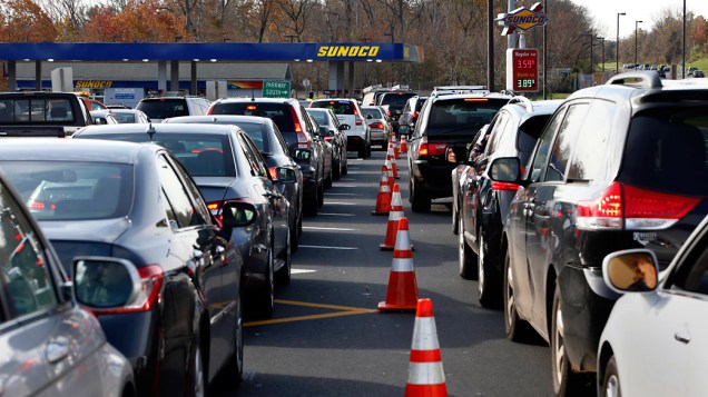 Longas filas de veículos para comprar combustível em um posto de gasolina em Montvale, Nova Jersey