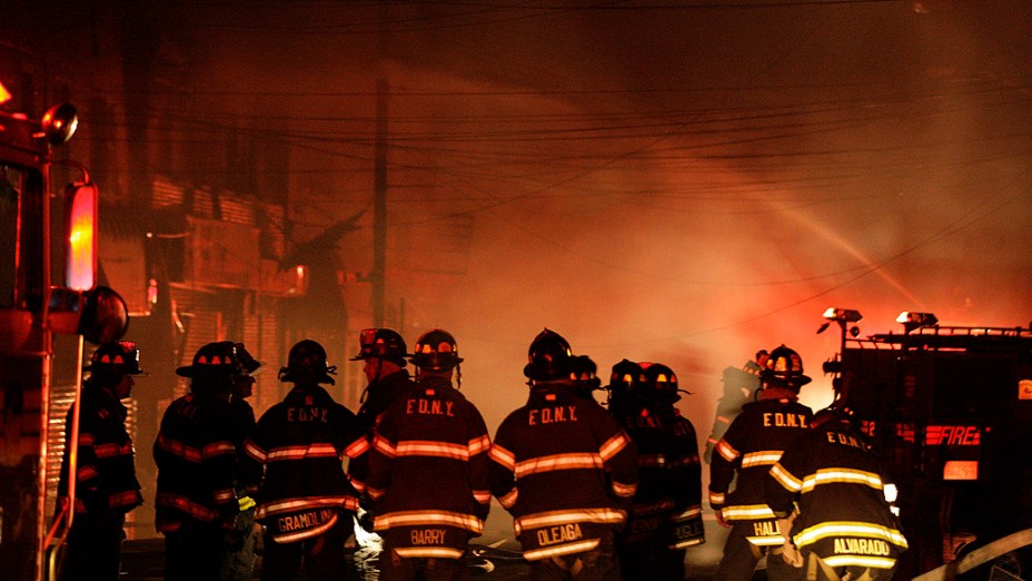 Bombeiros enfrentam dificuldade para combater um incêndio que destruiu 50 casas no bairro Queens, em Nova York