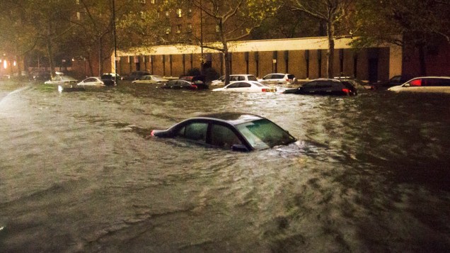 Carros são inundados por enchente em região de Nova York devido à passagem do Sandy