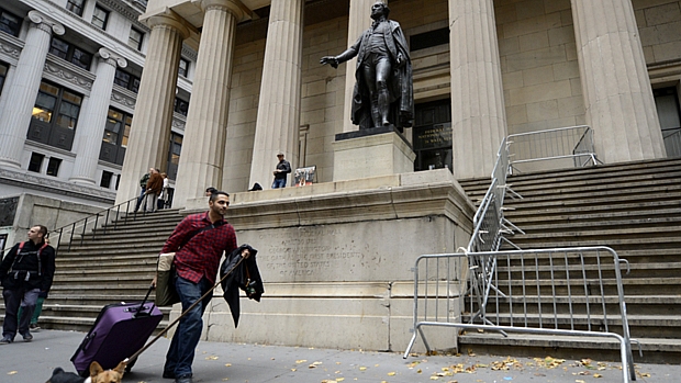 Moradores das partes baixas de Manhattan, onde fica Wall Street, foram obrigados a evacuar cidade