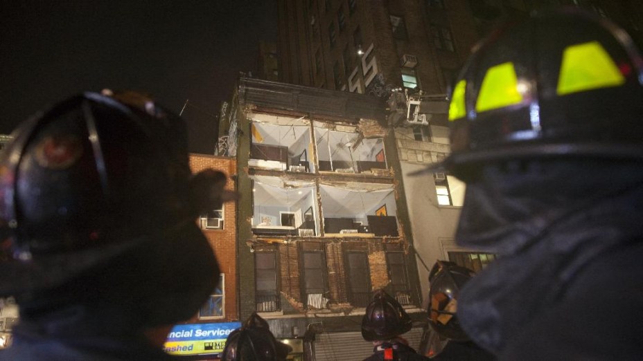 Ventania provacada pelo furacão Sandy derruba facha de prédio em Nova York