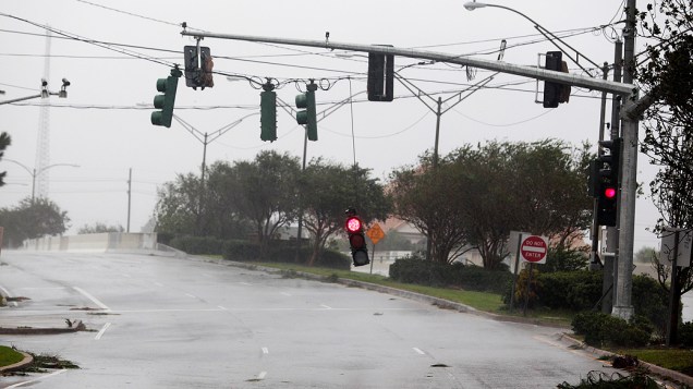 Chegada da tempestade tropical Isaac a Nova Orleans, na Lousiana, derrubou árvores e semáforos