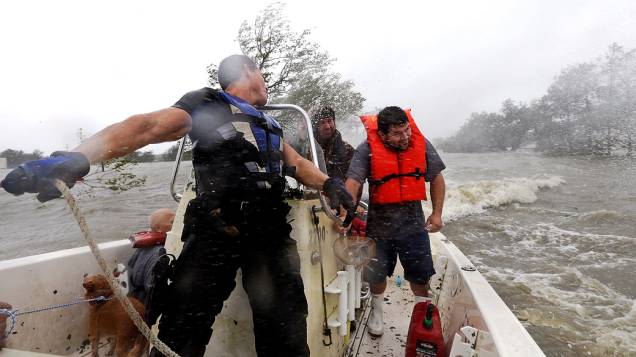 Equipes de resgate enfrentam vento e chuva do furacão Isaac enquanto buscam por moradores ilhados em Braithwaite, Louisiana
