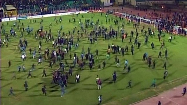 Torcedores invadem o gramado durante a partida entre Al Masry e Al Ahly válida pelo Campeonato Egípcio