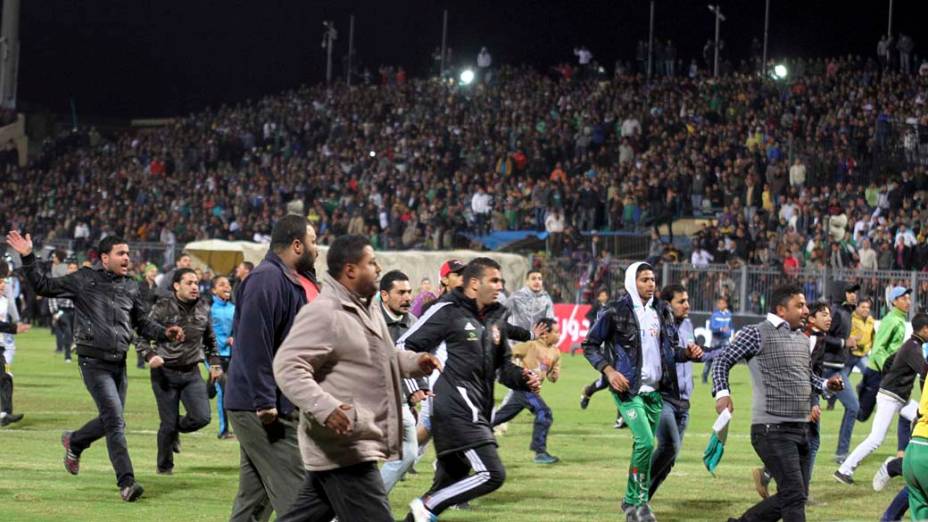 Torcedores invadem o gramado durante a partida entre Al Masry e Al Ahly válida pelo Campeonato Egípcio