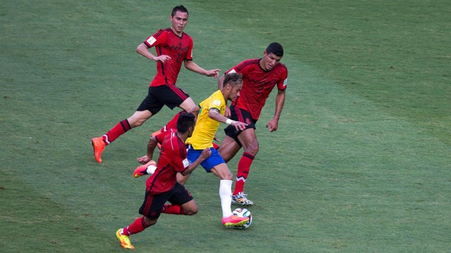 Neymar é marcado por três jogadores do México no Castelão, em Fortaleza