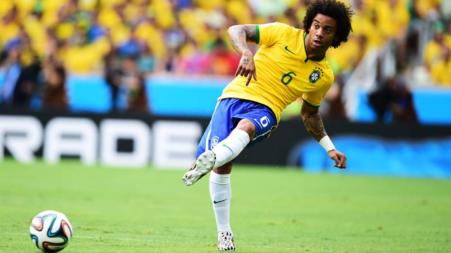 Marcelo toca a bola no jogo contra o México, em Fortaleza