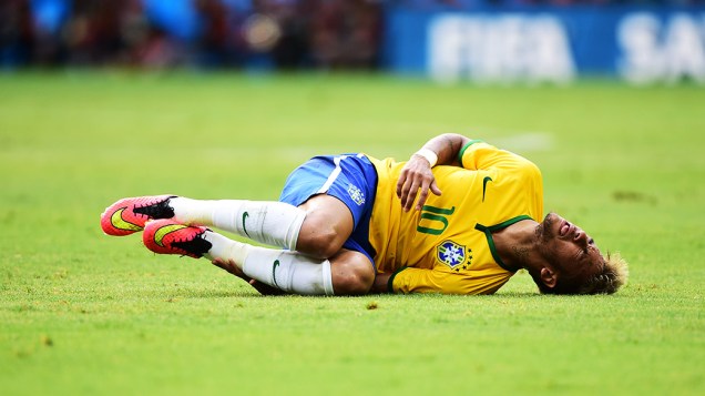 Neymar cai no gramado após falta no jogo contra o México no Castelão, em Fortaleza