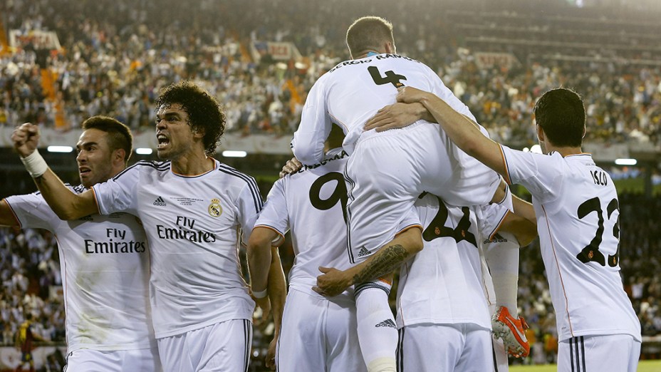 Jogadores do Real Madrid comemoram gol durante partida contra o Barcelona na final da Copa do Rei