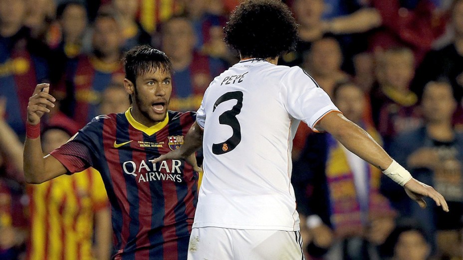 Neymar, do Barcelona, discute com Pepe durante a partida final da Copa do Rei