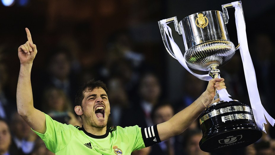 O capitão do Real Madrid Iker Casillas comemora com a taça após a vitória contra o Barcelona pela Copa do Rei