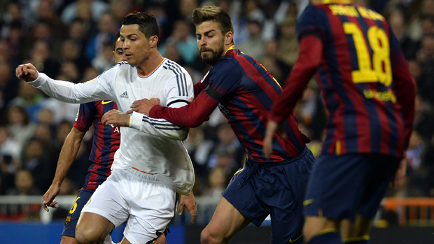 Cristiano Ronaldo e Gerard Pique durante partida na Espanha