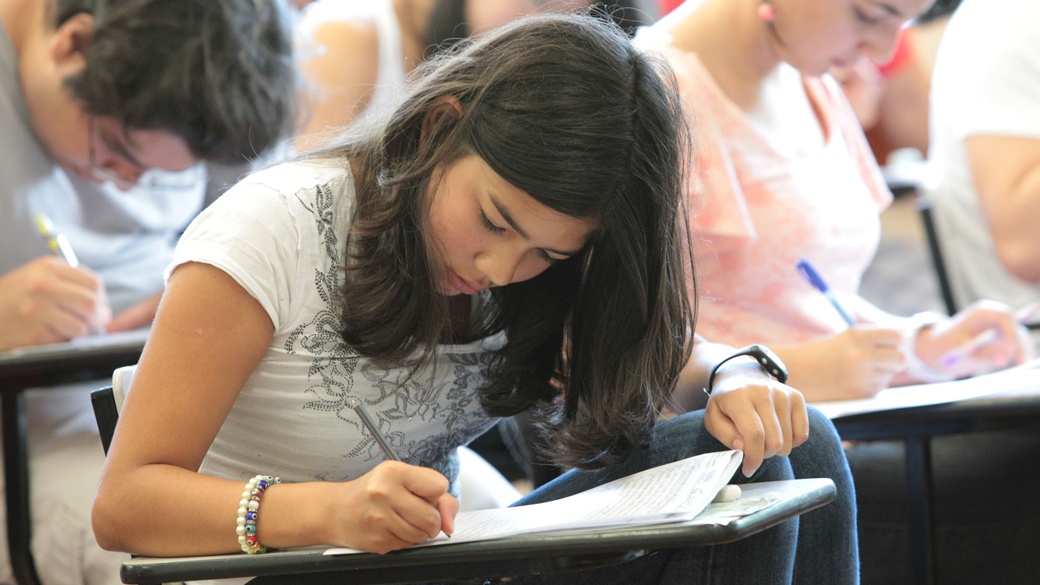 Estudantes participam do primeiro dia de provas da segunda fase da Fuvest em 2011