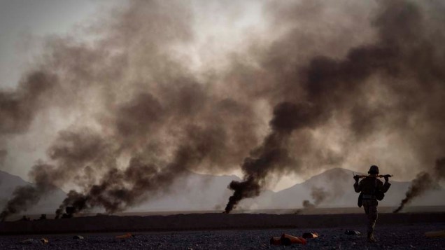 Fuzileiro americano busca suprimentos lançados por um avião na Província de Helmand, Afeganistão