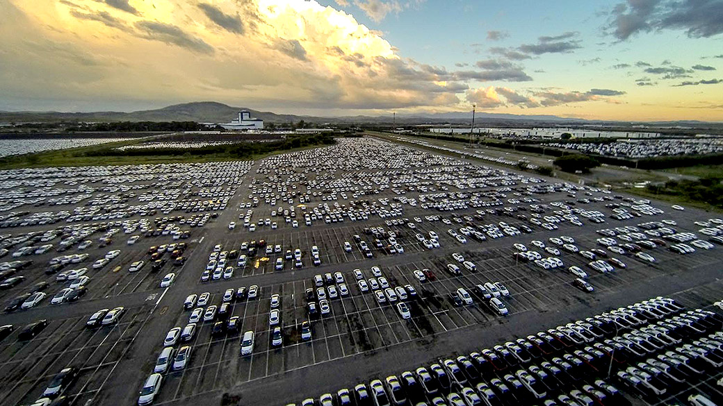 Foto aérea do pátio da Peugeot Citroën, na cidade de Porto Real (RJ)