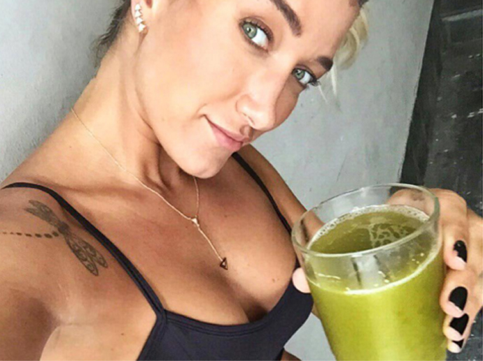 A musa fitness Gabriela Pugliesi com seu suco verde