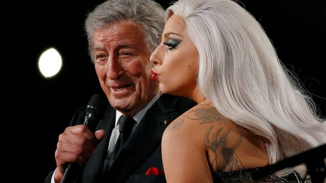 Lady Gaga e Tony Bennett durante 57ª edição do Grammy, premiação que elege os melhores da música internacional, que acontece neste domingo (08)