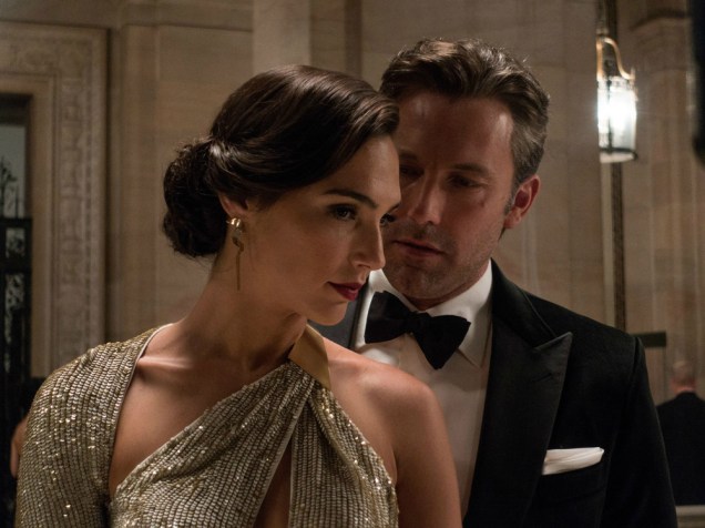 Gal Gadot, a Mulher Maravilha, e Ben Affleck, o Batman, no filme Batman vs. Superman - A Origem da Justiça