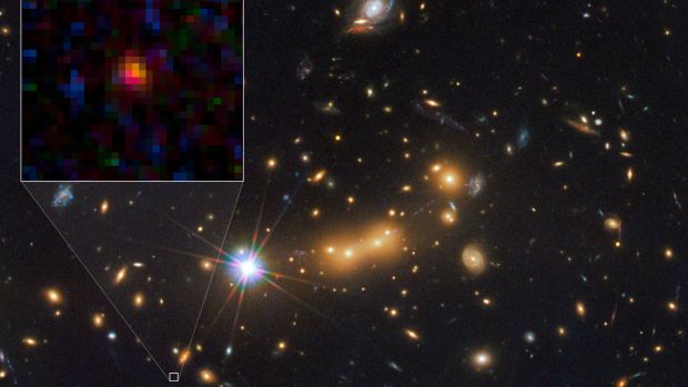 A galáxia MACS0647-JD é candidata a ser a mais distante já observada. Sua luz viajou 13,3 bilhões de anos até chegar aos telescópios espaciais Hubble e Spitzer, da NASA