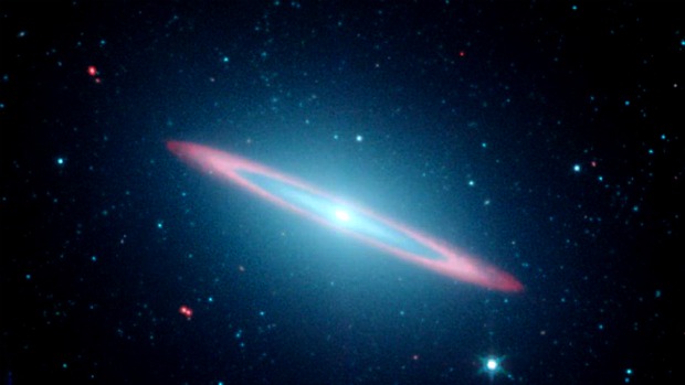 O telescópio Spitzer, da Nasa, revelou que a galáxia Sombrero é, na verdade, duas em uma. É uma galáxia elíptica (a parte azul-esverdeada) que envolve um disco fino (em vermelho). Estudos anteriores levaram os astronômos a acreditar que a Sombrero era apenas uma galáxia espiral, como a Via Láctea
